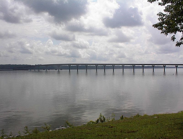 800px-Tn_River_Bridge_Natchez_Trace.jpg