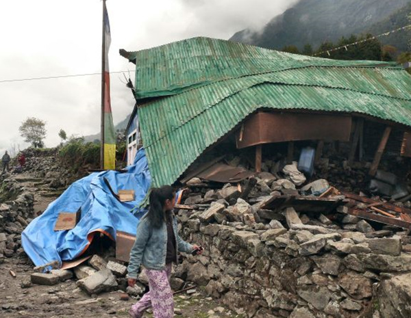 Broken_House_at_Chaurikharka,Nepal.jpg