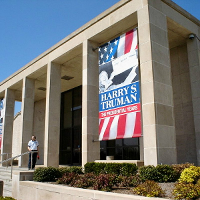 800px-Harry_S__Truman_Presidential_Library_and_Museum.jpg