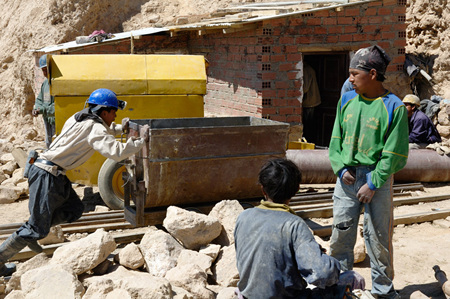 Miners_at_Work_Potosi_(pixinn_net).jpg