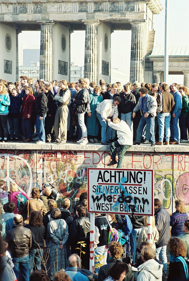 800px-BerlinWall-BrandenburgGate.jpg