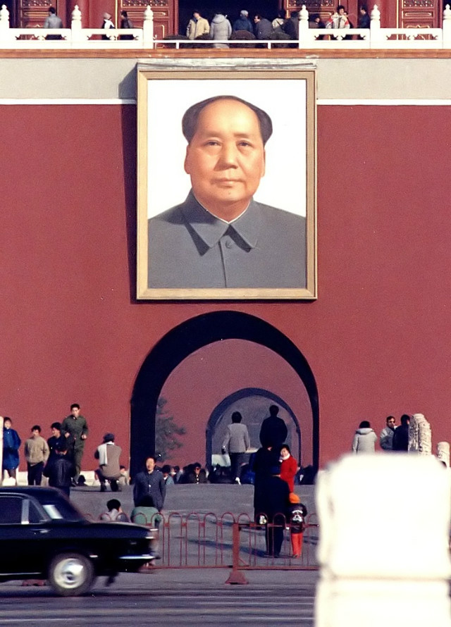 Mao_Zedong_Porträt_am_Eingang_zur_Verbotenen_Stadt.jpg