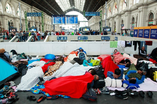 Refugees_Budapest_Keleti_railway_station_2015-09-04.jpg