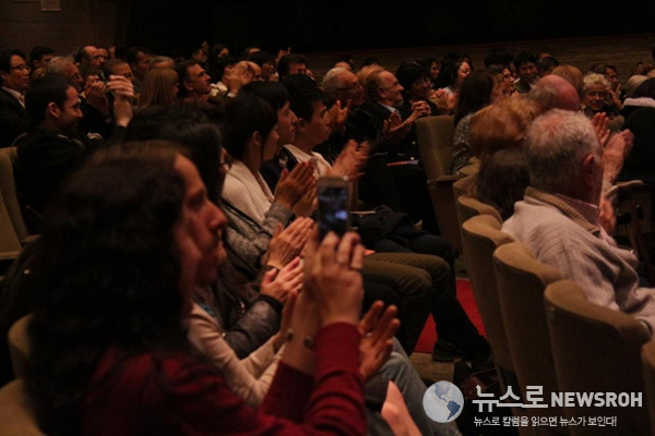 열렬한 박수 갈채를 보내는 관객들.jpg