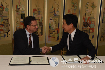 3. Metropolitan Museum Signs Memorandum of Understanding withKoreas Ministry of Culture.jpg