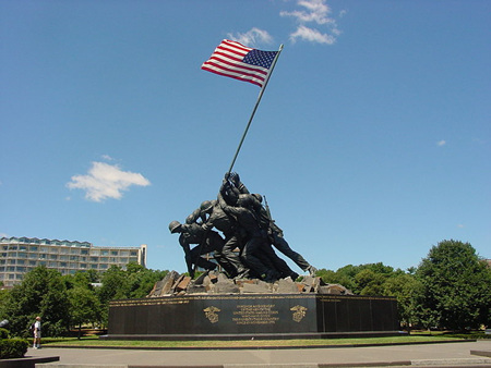 800px-US_Marine_Corps_War_Memorial_(Iwo_Jima_Monument)_near_Washington_DC.jpg