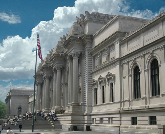 800px-Metropolitan_Museum_of_Art_entrance_NYC.jpg