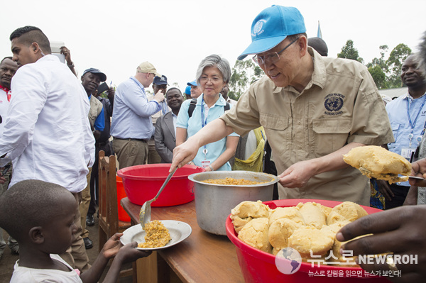 Secretary-General Ban Ki-moon serves lunch to pupils at Bwerangula Primary School in Kitchanga, North Kivu, eastern Democratic Republic of the Congo, during his visit to the school.jpg