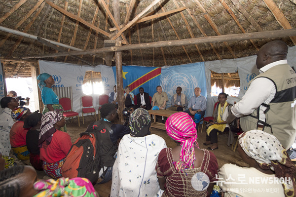 Secretary-General Ban Ki-moon visits Mungote IDP (Internally Displaced Persons) Camp, in Kitchanga, North Kivu.jpg