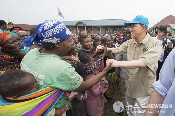 Secretary-General Ban Ki-moon visits Mungote IDP (Internally Displaced Persons) Camp, in Kitchanga, North Kivu, eastern Democratic Republic of the Congo..jpg