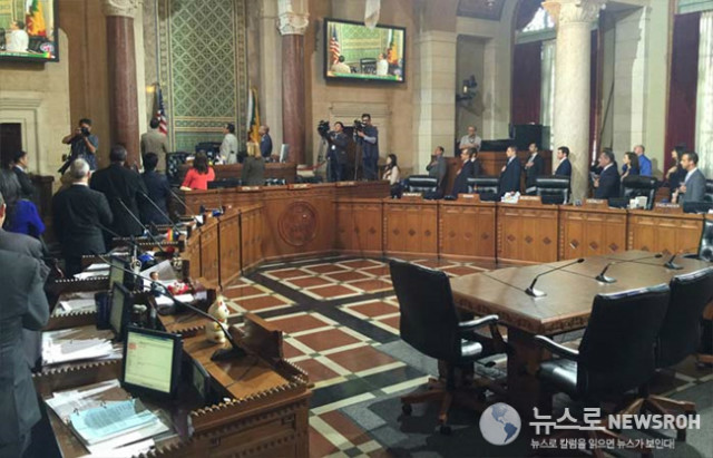 LA City Council Chamber.jpg