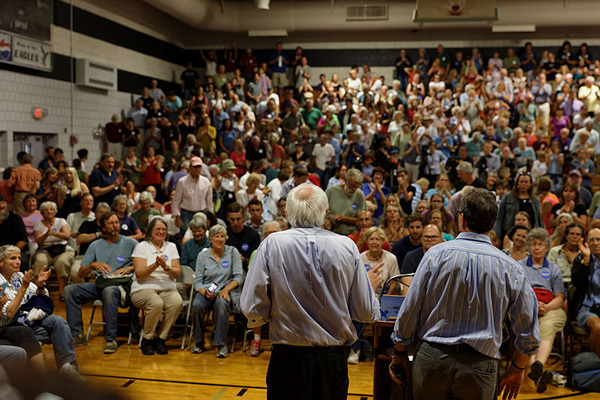 Bernie_Sanders_before_a_crowd_in_Conway,_NH,_on_August_24,_2015_(20876809366).jpg