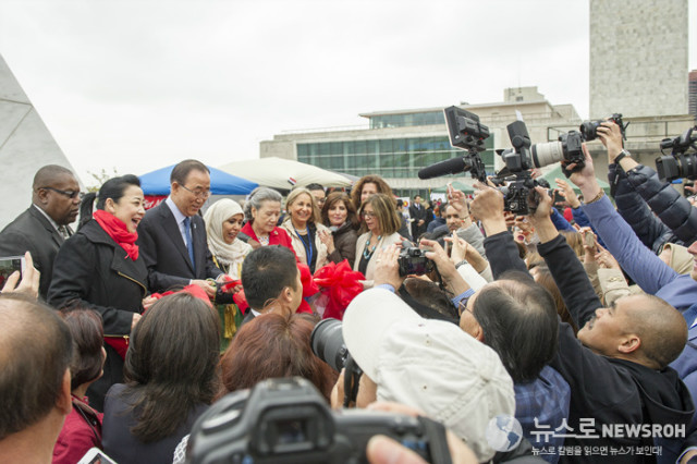 Secretary-General Ban Ki-moon and his wife, Yoo Soon-taek, attend the United Nations International Bazaar held at the Visitors Plaza of UN headquarters.jpg