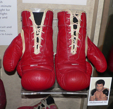 800px-Muhammad_Ali's_boxing_gloves.jpg