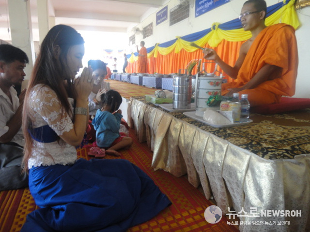 4. Monk give the pray.jpg