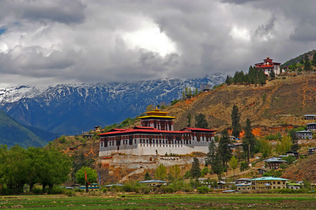 The Dzong in the Paro valley, built in 1646.jpg