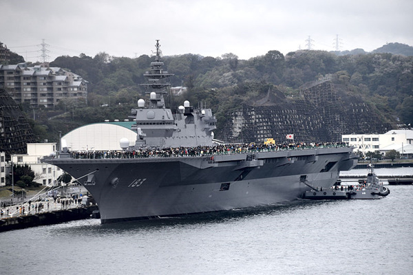 Izumo_(DDH-183)_afgemeerd_aan_de_Hemi_Kade_in_Yokosuka,_-11_april_2015_a.jpg