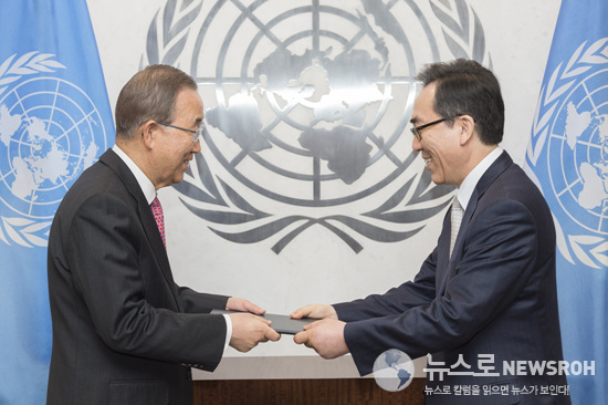 1205 Cho Tae-yul, new Permanent Representative of the Republic of Korea to the United Nations, presents his credentials to Secretary-General Ban Ki-moon..jpg