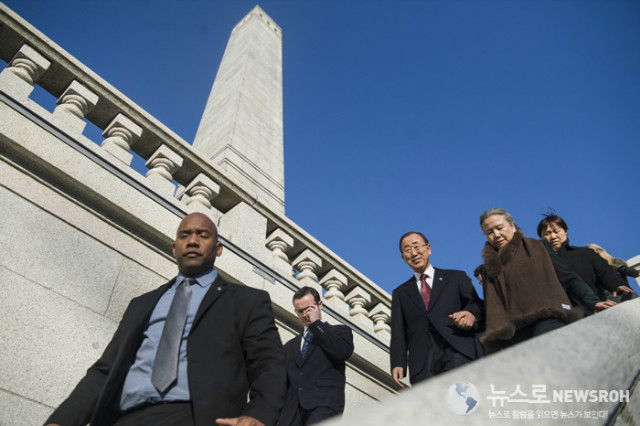 Secretary-General Ban Ki-moon  and his wife, Yoo Soon-taek, visit the tomb of Abraham Lincoln.jpg