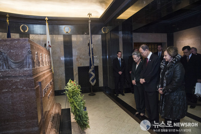 Secretary-General Ban Ki-moon (centre), his wife Yoo Soon-taek (left), and Christina Gallach, Under-Secretary-General for the Department of Public Information, pay their respects while visiting the tomb of Abraham L.jpg