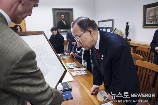 1221 Secretary-General Ban Ki-moon pays a visit to the Abraham Lincoln Presidential Library and Museum in Springfield, Illinois.jpg
