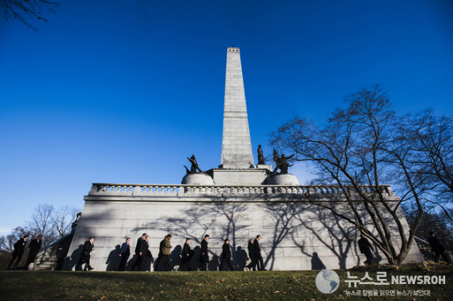 Secretary-General Ban Ki-moon and his wife, Yoo Soon-taek, visit the tomb of Abraham Lincoln, the 16th President of the United States, in Springfield, Illinois.jpg