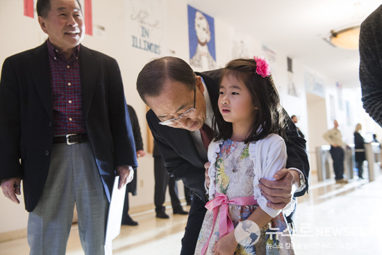 Secretary-General Ban Ki-moon greets a young girl while paying a visit to the Abraham Lincoln Presidential Library and Museum in Springfield, Illinois.jpg