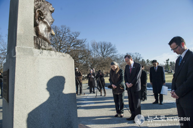 Secretary-General Visits Tomb of Abraham Lincoln.jpg