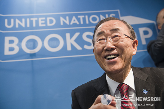 Secretary-General Visits UN Bookshop.jpg