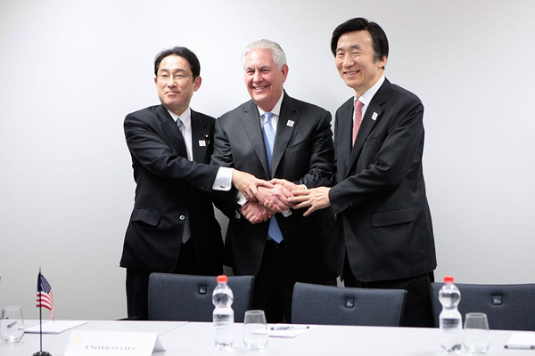 Secretary_Tillerson,_Japanese_Foreign_Minister_Kishida,_and_South_Korean_Foreign_Minister_Yun_Pose_for_a_Photo_Before_Their_Trilateral_Meeting_in_Bonn_(328.jpg