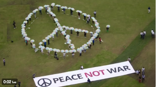 South Koreans peace flash mob Seoul Plaza August 21 2017.jpg