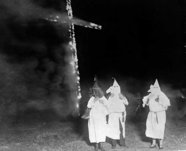 Ku_Klux_Klan_members_and_a_burning_cross,_Denver,_Colorado,_1921.jpg