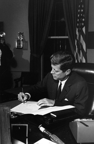President_Kennedy_signs_Cuba_quarantine_proclamation,_23_October_1962.jpg