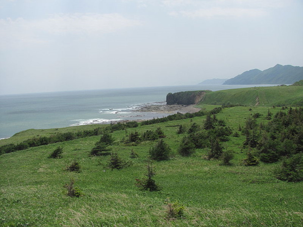 800px-Cape_Tihii__Sakhalin_coast_of_Sea_of_Okhotsk.jpg