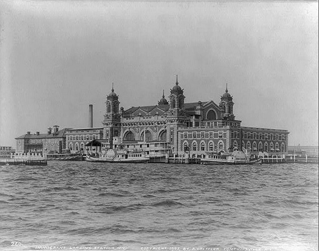 800px-Ellis_Island_in_1905.jpg