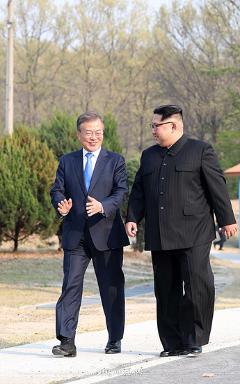 800px-InterKorean_Summit_1st_v6.jpg